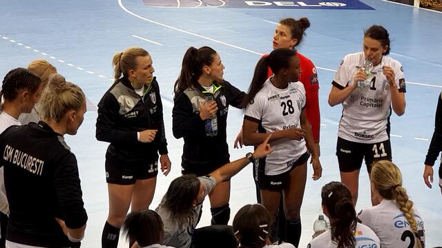 Da geht es lang...Communicatione in permanente und das naturalmente in English...klar bei einer Weltauswahl.
FotoArchiv Merkel+Merkel