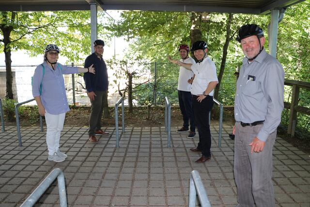 Ein Teil des überdachten Radabstellplatzes am ESG soll der neuen Ost-West-Radwegverbindung weichen. | Foto: bea