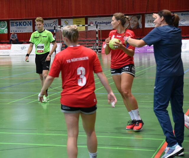 Tanja Logvin in Communicatione mit ihren Spielerinnen während des Testspiels gegen die TG Nürtingen...Ein absoluter Glücksfall für die SPORT UNION. Die ehemalige Weltklassespielerin von Hypobank Niederösterreich (2x Champions League Siegerin) und zigfache austrische Nationalspielerin mit ukrainischen Roots ist auch eine Ausnahmetrainerin. Ihr "Weiter! Weiter!", ihr CARRY ON ist in der Ballei bereits legendary. Wo das letzlich in den nächsten Monden und Jahren enden wird, wird man/frau sehen. Letzte Saison katapultierte sie die BLUE GIRLS bereits von Platz 9 beim Abbruch im Märzen 2020 auf Platz sechs, und das bei einer Verletzungsepidemie gen Ende der Saison (Hendrikse, Moser).
AutorenTeam &amp; FotoArchiv Merkel+Merkel