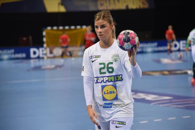 Angela Malestein, die von Bietigheim ins ungarische Damenhandball-Paradies zu Ferencvaros Budapest wechselte und die diese Champios League Saison auf den BVB treffen wird. Matches die die SPORT UNION Neckarsulm mittelfristig mit Tanja Logvin auch anstrebt...Long way to go, but CARRY ON (Tanja Logvin)...
FOTOARCHIV MERKEL+MERKEL