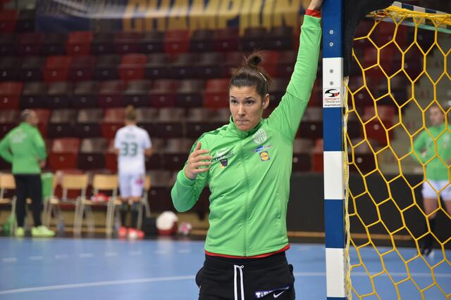 Frencvaros' Torhüterin probt das "Vernageln" des Gehäuses beim Warm up vor dem EHF- CL- Match in der Ludwigsburger Arena versus die SG BBM Bietigheim.
FotoArchiv Merkel+Merkel
