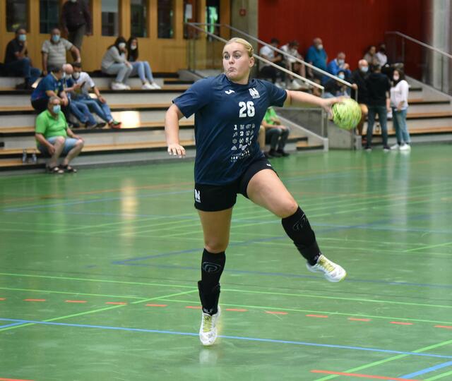 Anouk Nieuwenweg, die Espinola Perez in der zweiten Hälfte längerfristig und durchaus erfolgreich (Schlagwürfe ! ) vertrat...
FotoArchiv Merkel+Merkel