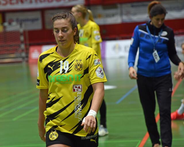 Nationalspielerin Jennifer "Jenny " Gutierrez Bermejo vom BVB walkin' to her position...
FotoArchiv Merkel+Merkel