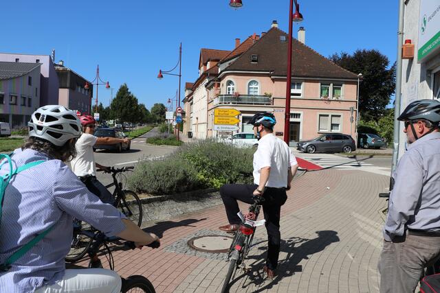 Die Überquerung der Straße ist für Radfahrer aufgrund der dort abbiegenden Lkw gefährlich. | Foto: bea