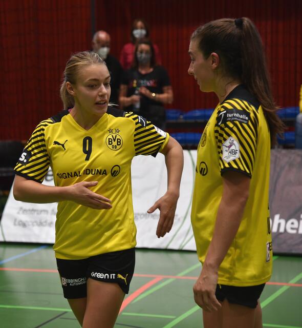 Die beiden Dortmunder Linksaußen: Jackie Moreno und Jennifer "Jenny" Gutierrez Bermejo, die an diesem Abend eine Weltklasse-Leistung ablieferte, wurde von der Handballwoche für die Sieben des Tages nominiert...
FotoArchiv Merkel+Merkel