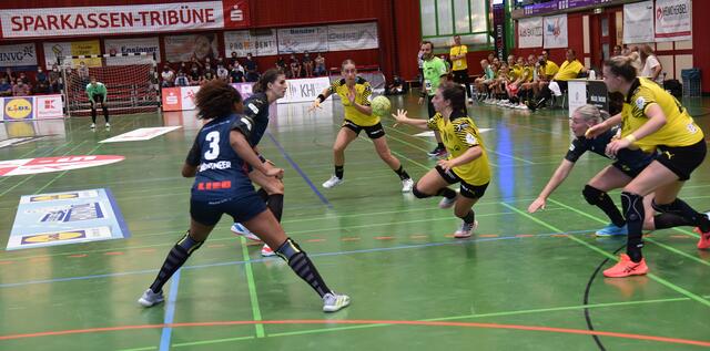 Mia Zschokke, Jenny Gutierrez Bermejo und Merel Freriks bedrängen das SUN-Tor