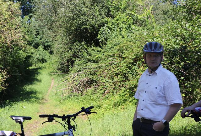 Der Trampelpfad soll künftig zum Radweg ausgebaut werden. | Foto: bea