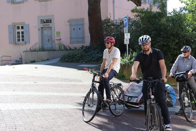 Bei der Stadtbücherei zwigen zwei Schilder Radwege an, doch welchem muss der Radler folgen, um zu seinem gewünschten Ziel zu kommen? | Foto: bea