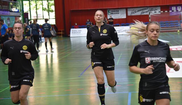 Frida Rönning (RR), Mie Sando (Kreis) und Jackie Moreno (LA) vor dem Top-Spiel SUN vs. BVB 09
FotoArchiv Merkel+Merkel