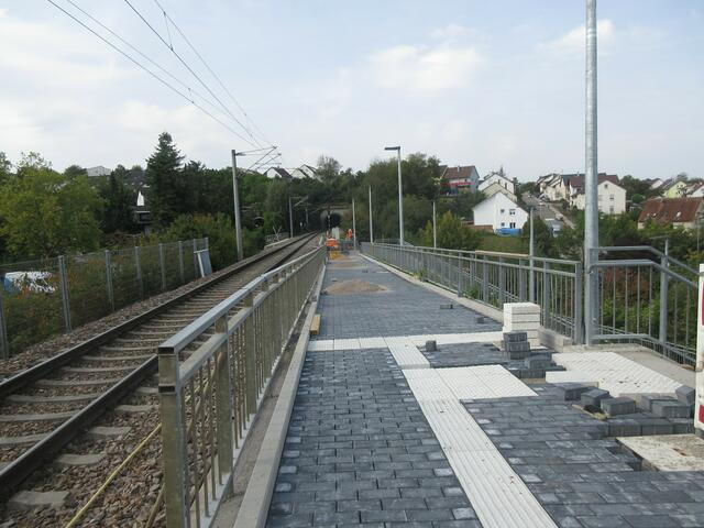 Der Bahnsteig wurde auch mit taktilen Elementen für Blinde und Sehbehinderte versehen.  | Foto: ger