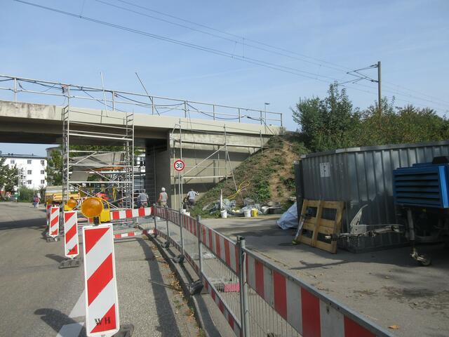 Auch die Brücke wird saniert.  | Foto: ger