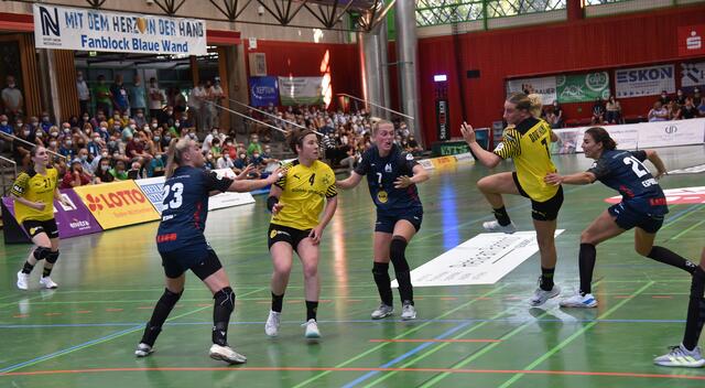 Nationalspielerin Mia Zschokke (RL) in ihrer signiffikant-typischen Art von halbklinks kommend, in die Schnittstelle gehend, hochsteigend und aus dem Rückraum, der dann nur noch ein reduzierter Rückraum ist, abziehend...Links neben ihr die deutsche Nationalspielerin Alina Grijseels (RM), ganz links die vorzügliche niederländische Nationalspielerin Laura van der Heijden(RR)...