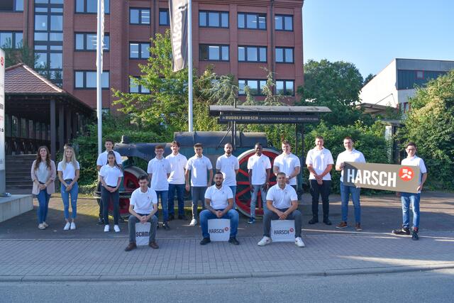 Die neuen Auszubildenden und Studenten bei Harsch (Stehend von links): Antonia Härdt (Ausbildungsleiterin), Ina Falk, Jonas Beyer, Alicia Berktold, Moritz Sayer, Erich Rebholz, Philipp Jakovleski, Adrian Jovic, Yusupha Colley, Moritz Kuhn, Benedikt Martin, Jonas Melter, Vincent Becker sowie (sitzend von links) Justin Beier, Hüseyin Inal und Kilian Wagner. | Foto: Raphael Berny