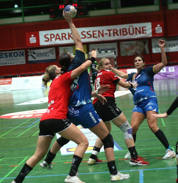 Jill Kooij in der liebevollen Umarmung von Mia Zschokke, die jetzt für den BVB auf Torejagd geht...
FotoArchiv Merkel+Merkel