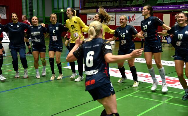 Nathalie Hendrikse als Dirigentin des Siegestanzes. Ganz links die beiden verletzten Spielerinnen Carmen Moser und Sophie Lütke...
Das TEAM funktioniert, grandioser Spirit in der Ballei...
FotoArchiv Merkel+Merkel