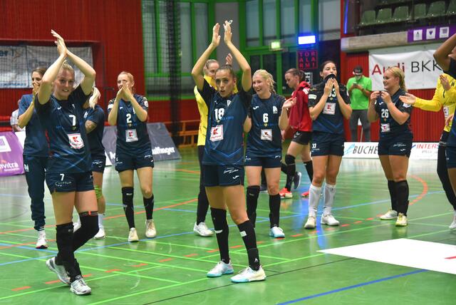 Der Dank der Spielerinnen an die Fans, an die BLaue Wand...
Lynn "Knippi" Knippenborg &amp; Johanna "Stocki" Stockschläder...und ihre Cumadre/Companeras bedanken sich überschwenglich und voller Stolz über ihre tolle Leistung bei den Fans, die über sich hinausgewachsen waren...Die Halle "brannte"...
In der zweiten Hälfte passte kein Blatt zwischen Fans, Team und Trainerin : SPORT UNION Neckarsulm United...

FotoArchiv Merkel+Merkel