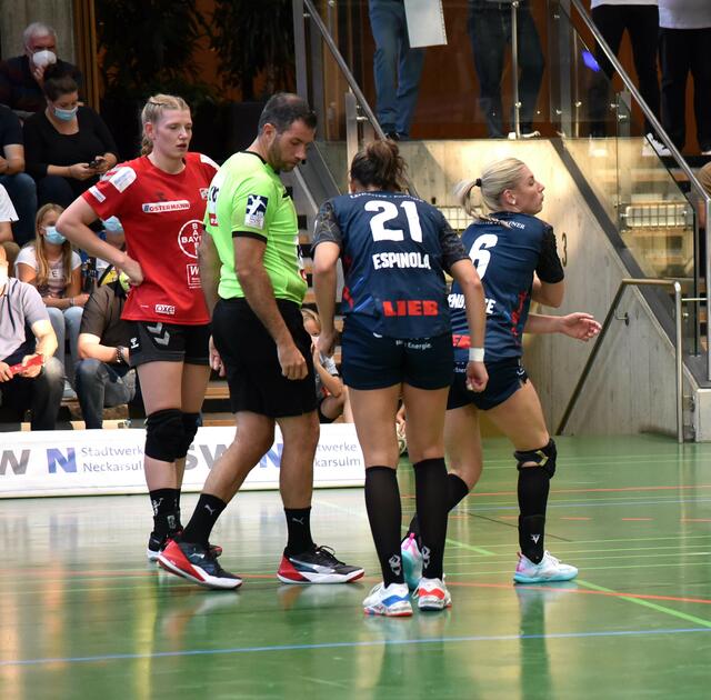 Irene Espinola Perez testet den Harz-verseuchten Boden, rechts Nathalie Hendrikse...
FotoArchiv Merkel+Merkel