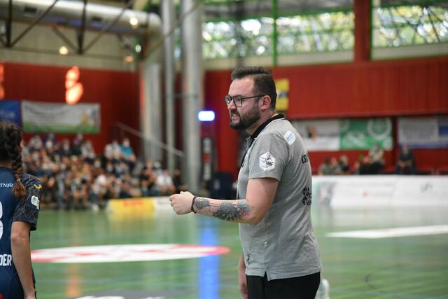 Unzufrieden...Martin Schwarzwald sieht, dass sein Team die SUN trotz Auszeit nicht in den Griff bekommt...

FotoArchiv Merkel+Merkel