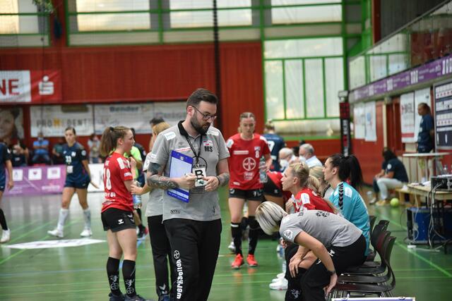 Nachdenklich nach der Auszeit...Trainer Martin Schwarzwald after the outtime...
FotoArchiv Merkel+Merkel