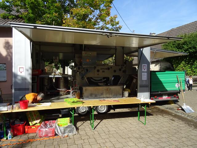 Über diese Theke geht nur Apfelsaft und Corona-Dokumentation