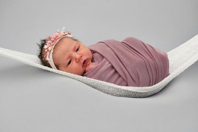 Nora Hiller aus Bruchsal kam am 05.10.2021 in der Fürst-Stirum Klinik Bruchsal zur Welt und wog bei einer Größe von 52 Zentimetern 3230 Gramm. | Foto: babysmile24.de