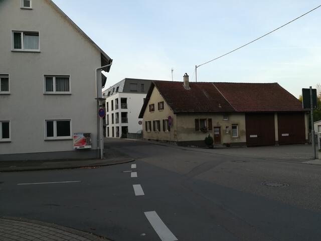 Geht es nach den Plänen der Stadt, soll auch das gegenüberliegende Haus (links im Bild) für den Uferweg weichen. | Foto: ger