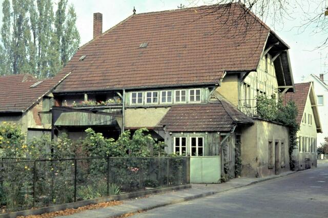 Das Gebäude auf der südlichen Bachseite mit Fachwerk und Balkon. | Foto: Stadtarchiv Bretten