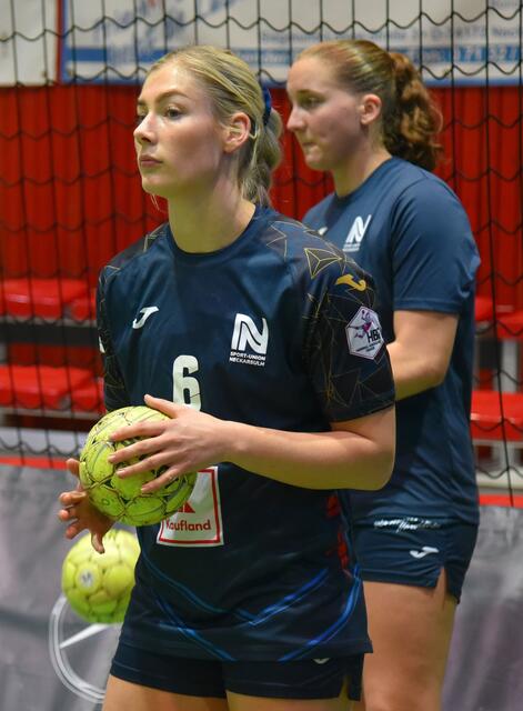 Nathalie Hendrikse vor dem Match gegen die HSG Blomberg-Lippe, im Background Svenja Mann
FotoArchiv Merkel+Merkel