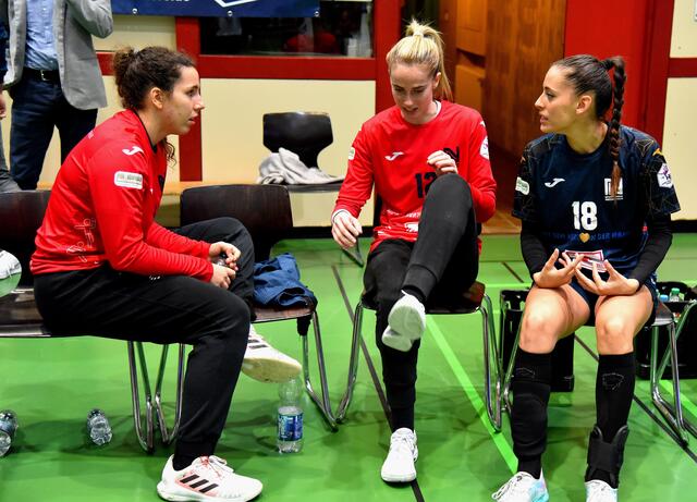 After the Match: Von links: Isabel Gois, die Sarah Wachter (rechts neben ihr) in der ersten Halbzeit im Tor abgelöst hatte. Erst in der zweiten Halbzeit bekam Sarah Wachter, in den Länderspielen gegen Griechenland und Belorussland nicht eingesetzt, immer öfter die Hände an den Ball. War beteiligt an der Peripetie des Matches.
Ganz außen, dieses Mal im Bild rechts außen, die Linksaußen Johanna Stockschläder.
Die Mädels diskutieren, warum sie in der Crunchtime den 2-Tore-Vorspung nicht über die Zeit gebracht haben.
FotoArchiv Merkel+Merkel