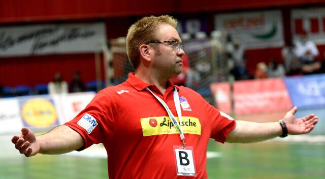 Auch die Schiris schienen gegen sein Team zu sein. Steffen Birkner leidet. Hands wide open.
FotoArchiv Merkel+Merkel