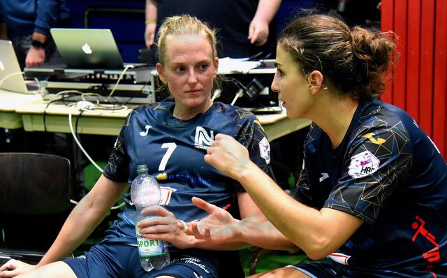 Auch das kongeniale Spielerinnenpaar Lynn Knippenborg (Regisseurin/ hier links) und Irene Espinola Perez (RR/ hier rechts im Bild) diskutieren, warum der zeitweilig auf 4 Treffer angewachsene Vorsprung nicht über die Zeit gebracht werden konnte.
FotoArchiv Merkel+Merkel