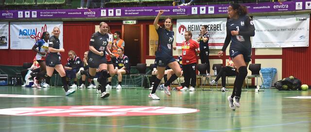 Die SUN geht nach einem 18:23 zur Pause in Führung, Irene Espinola Perez hat wieder einmal aus dem rechten Rückraum zugeschlagen.
Von links: Nathalie Hendrikse, Jill Kooij, Irene Espinola Perez, Steffen Birkner, Sharon Nooitmeer.

FotoArchiv Merkel+Merkel