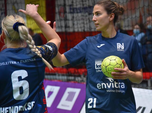 Abklatschen, motivieren: Nathalie Hendrikse (RA) und Irene Espinola Perez (RR). Espinola Perez führt die Feldtorschützinnenliste jetzt mit 36 Goals an.
Die einfachen Tore aus dem Rückraum!
FotoArchiv Merkel+Merkel