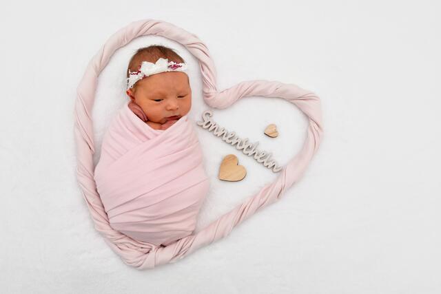 Vica Alexandra Ira Ehnes aus Bruchsal kam am 10.10.2021 in der Fürst-Stirum Klinik Bruchsal zur Welt und wog bei einer Größe von 52 Zentimetern 3110 Gramm. | Foto: babysmile24.de