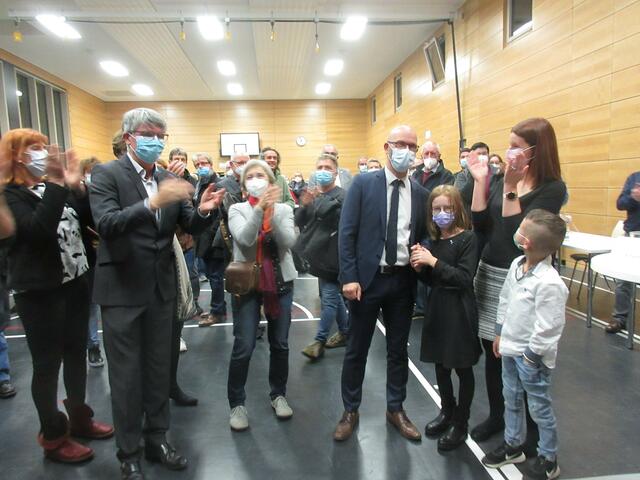 Der frischgebackene Bürgermeister Alexander Kozel und seine Familie freuen sich. 