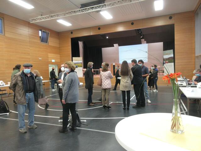 Mit Spannung werden die ersten Wahlergebnisse in der Weissachtalhalle erwartet. 