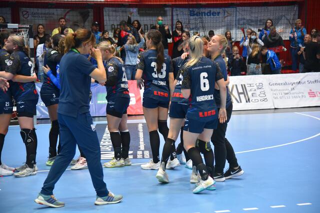 Tanja Logvin schreitet die siegreiche SUN-Garde ab.
FotoArchiv Merkel+Merkel