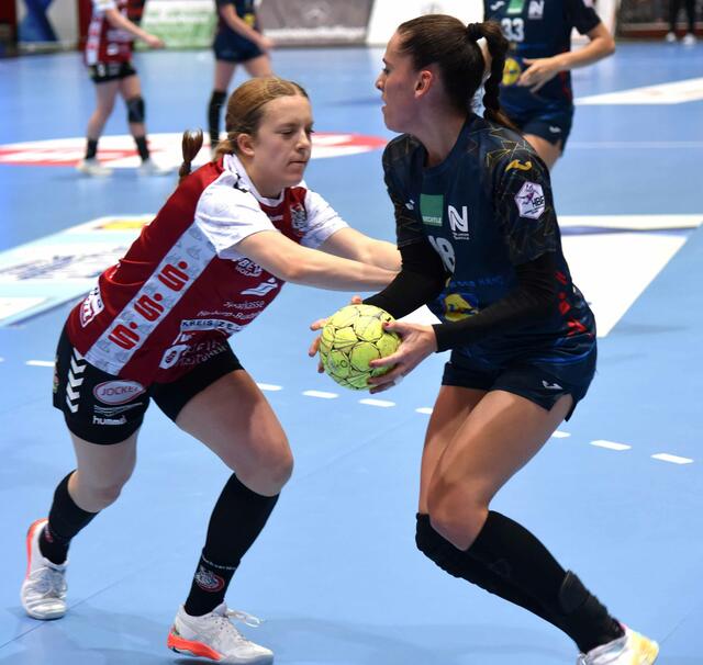 Johanna Stocki Stockschläder...immer wieder Gefahr von links. 8 Goals und die beiden letzten und entscheidenden...Best Female Player...Ganz große Performance an diesem denkwürdigen Ballei-Abend.
Good luck versus Russland am 7.11. in Düsseldorf...4.Länderspiel...falls Groener nicht wieder einen Aufstellungs-Blackout hat.
FotoArchiv Merkel+Merkel