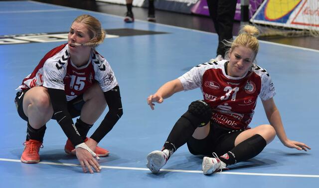 Kim Berndt und Alexia Hauf von den Rosengarten-Girlz down on the ground...schmerzhafte Begegnung mit Feierbiest Jill Kooij
FotoArchiv Merkel+Merkel