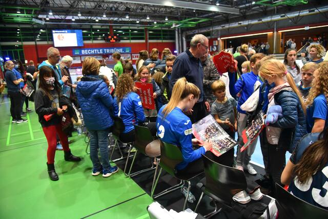 30minütige Signierstunde, im Vordergrund Nationaltorhüterin Sarah Wachter, umrfingt vom Nachwuchs...
It moves...
FotoArchiv Merkel+Merkel