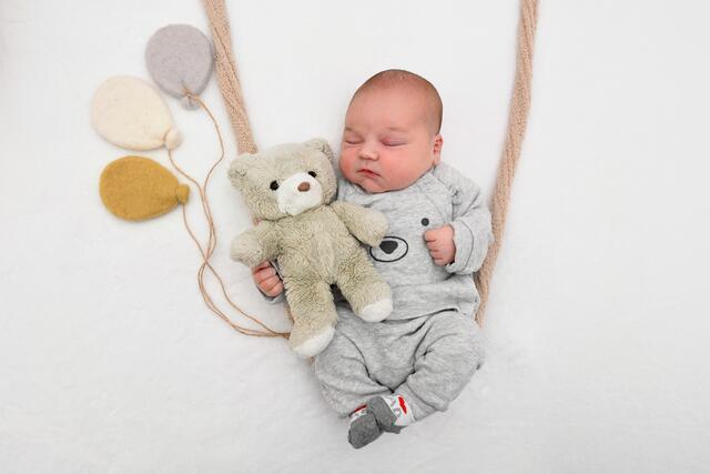 Milan Herman aus Hambrücken kam am 05.11.2021 in der Fürst-Stirum Klinik Bruchsal zur Welt und wog bei einer Größe von 57 Zentimetern 4500 Gramm. | Foto: babysmile24.de