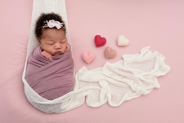 Beatrice Okoeka aus Weingarten kam am 08.11.2021 in der Fürst-Stirum Klinik Bruchsal zur Welt und wog bei einer Größe von 54 Zentimetern 3330 Gramm. | Foto: babysmile24.de