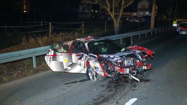 Bei einem schweren Unfall wurde ein Hybrid-Ferrari, der als sogenannter Erlkönig unterwegs war, vollkommen zerstört. | Foto: Julian Buchner / ER24