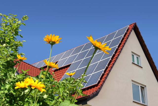 Dächer mit Solaranlage dienen sowohl dem Klimaschutz als auch einer verbrauchernahen Stromversorgung. | Foto: Foto: djd-k/LichtBlick SE/PantherMedia/Andreas  Weber