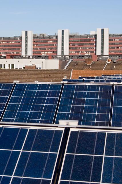 Das Solarpotenzial in den deutschen Großstädten wird noch längst nicht ausgeschöpft, die geplante Solarpflicht in einigen Städten und Regionen könnte daran etwas ändern. | Foto: Foto: djd-k/LichtBlick SE/Getty Images/Richard Schmidt-Zuper