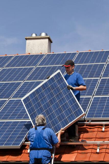 Die große Mehrheit der Menschen in Deutschland wünscht sich Umfragen zufolge Solarstrom vom Dach. | Foto: Foto: djd-k/LichtBlick SE/Marina Lohrbach/Fotolia