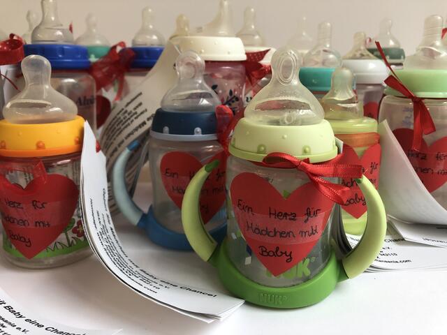 Mit hundert zu Spardosen umfunktionierten Babyfläschchen sollen weitere Spenden für das Projekt gesammelt werden. | Foto: esg