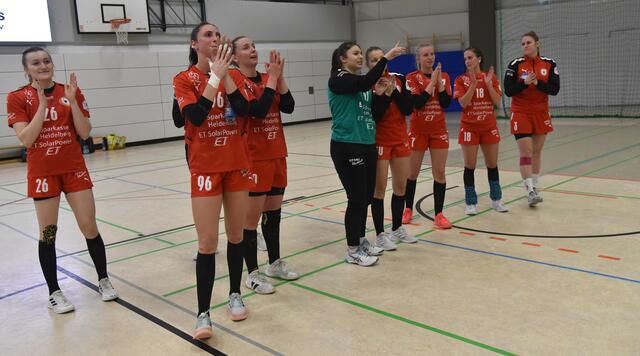 Die Red Ladies aus Ketsch, auch Kurpfalz Bären genannt, bedanken sich bei ihren treuen Fans, dass sie sie auch in der Waiblinger Rundsporthalle treu und tapfer bis zum Beinahe-Coup unterstützt haben. Zweite von links auf dem Foto Lara Eckhardt, Torschützenkönigin des Abends mit 9 Treffern.
FotoArchiv Merkel+Merkel