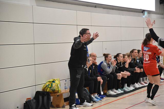Trainer Thomas Zeitz, einst Meenzer Dynamites, war nicht mit allem zufrieden, was seine Mädels in der ersten Halbzeit auf die Platte brachten...trotz klarem Vorsprung...
FotoArchiv Merkel+Merkel