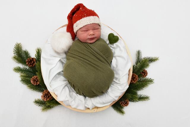 Niklas Hurler aus Bruchsal kam am 01.12.2021 in der Fürst-Stirum Klinik Bruchsal zur Welt und wog bei einer Größe von 58 Zentimetern 4600 Gramm. | Foto: babysmile24.de